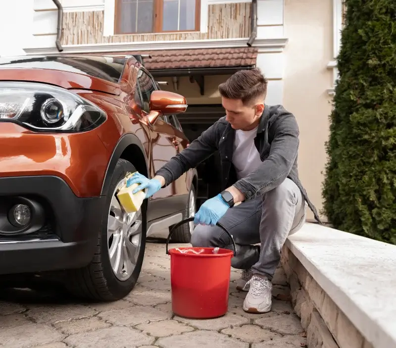 Lavage auto à domicile Les Poulières : professionnel intervenant sur un véhicule